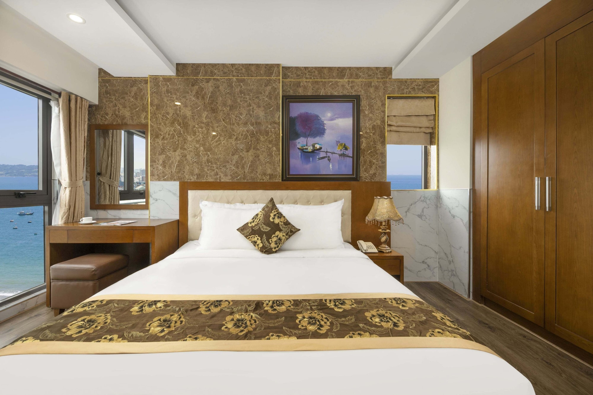 PREMIER, QUEEN BED, BEACH FRONT