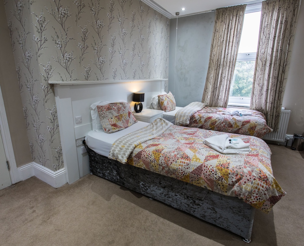 ROOM, TWIN BEDS
