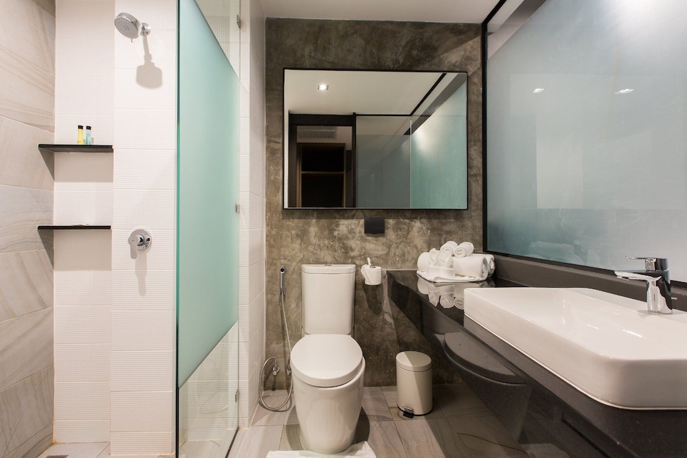Maya Phuket Hotel 48/50