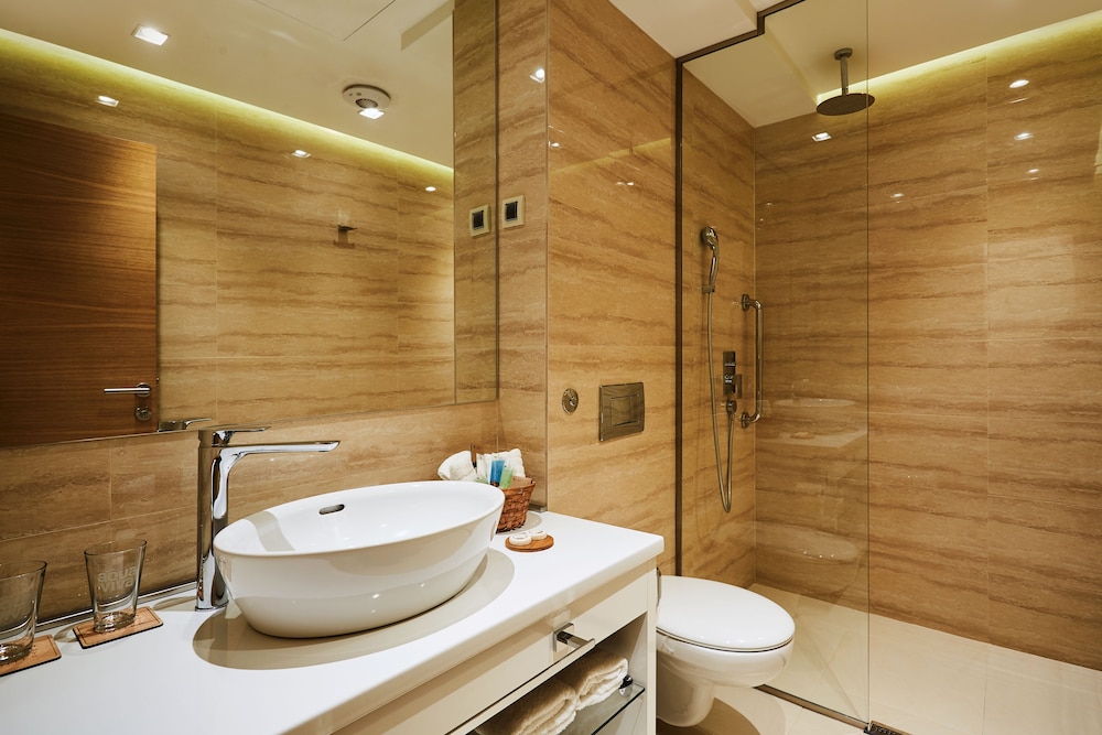 One Luxury Suites 67/72