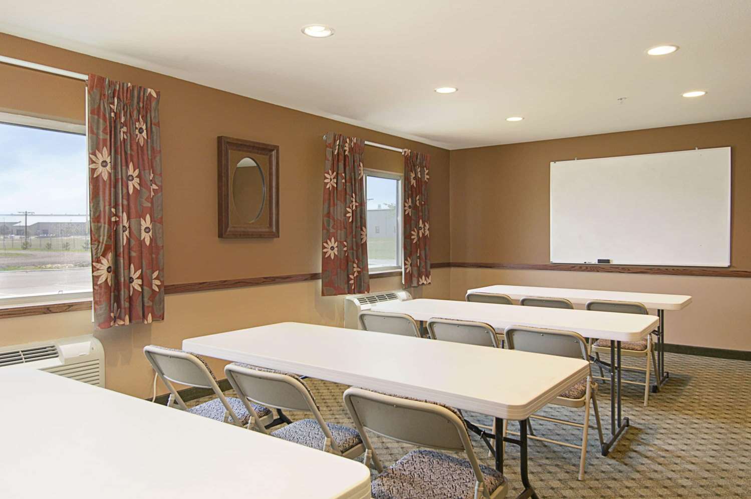 Super 8 By Wyndham Topeka At Forbes Landing 14/21