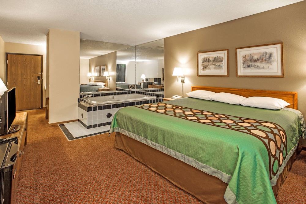 Super 8 by Wyndham Watertown WI 16/49