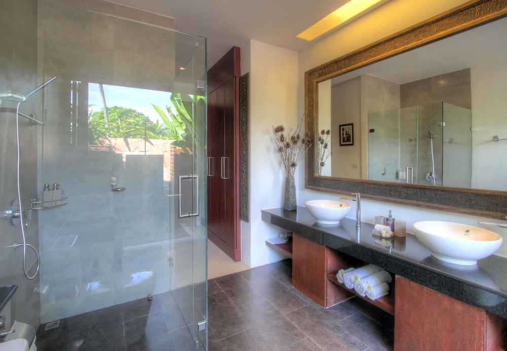 Laguna Villas Boutique Hotel 70/72