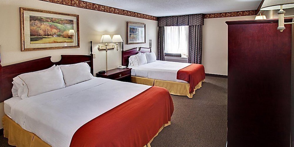 Holiday Inn Express and Suites Watertown 19/74