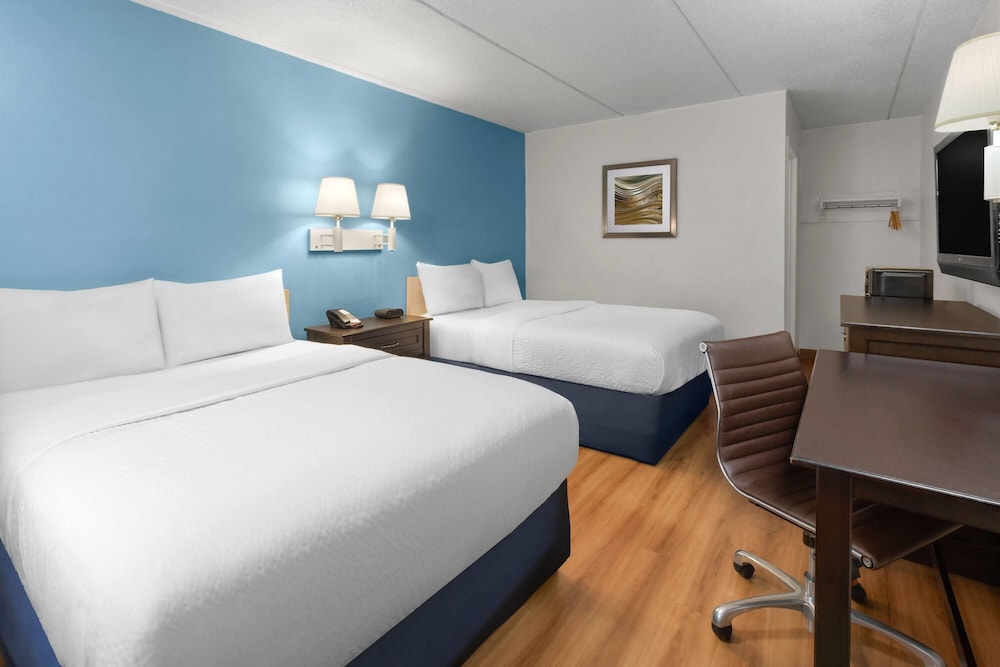 Travelodge by Wyndham Madison Heights MI 22/41