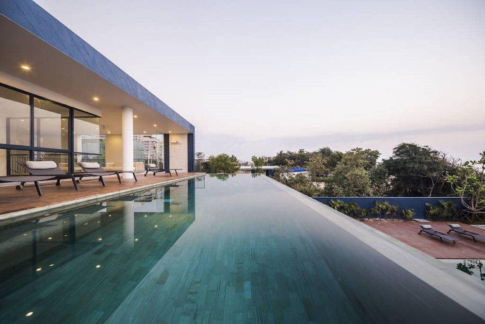 Baan Thew Talay Blue Sapphire 22/50