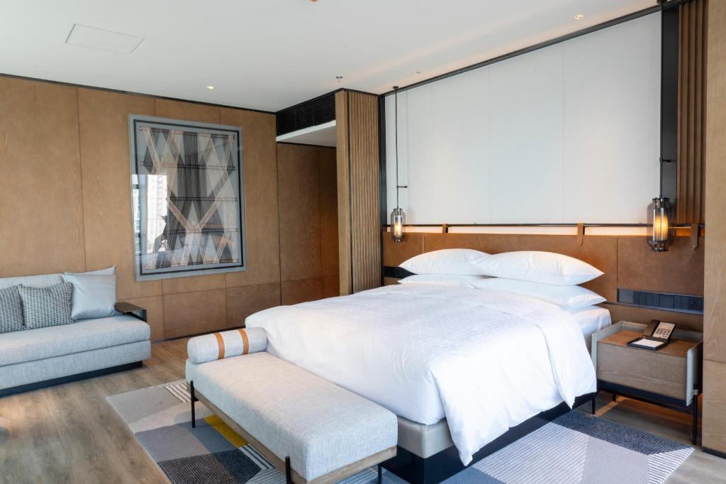 Royal, Suite, King Bed, Balcony, Club Floor
