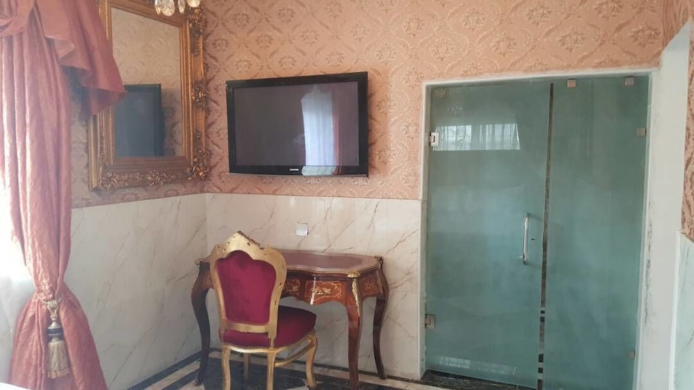 Grand Emperor Hotel 34/40
