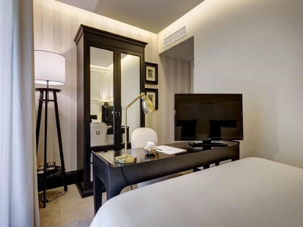 ROOM, SINGLE