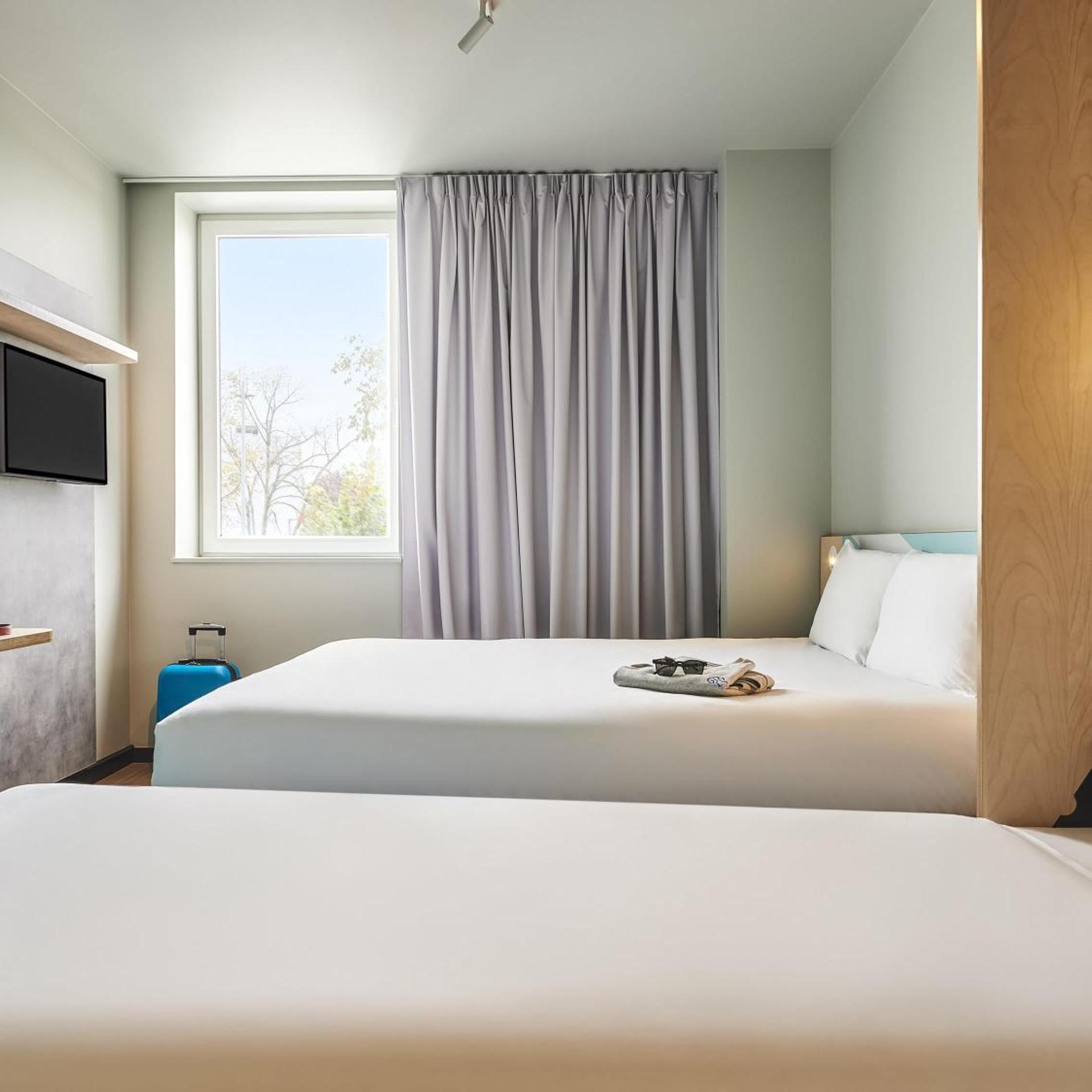 ROOM, TRIPLE, 1 DOUBLE AND 1 SINGLE BED
