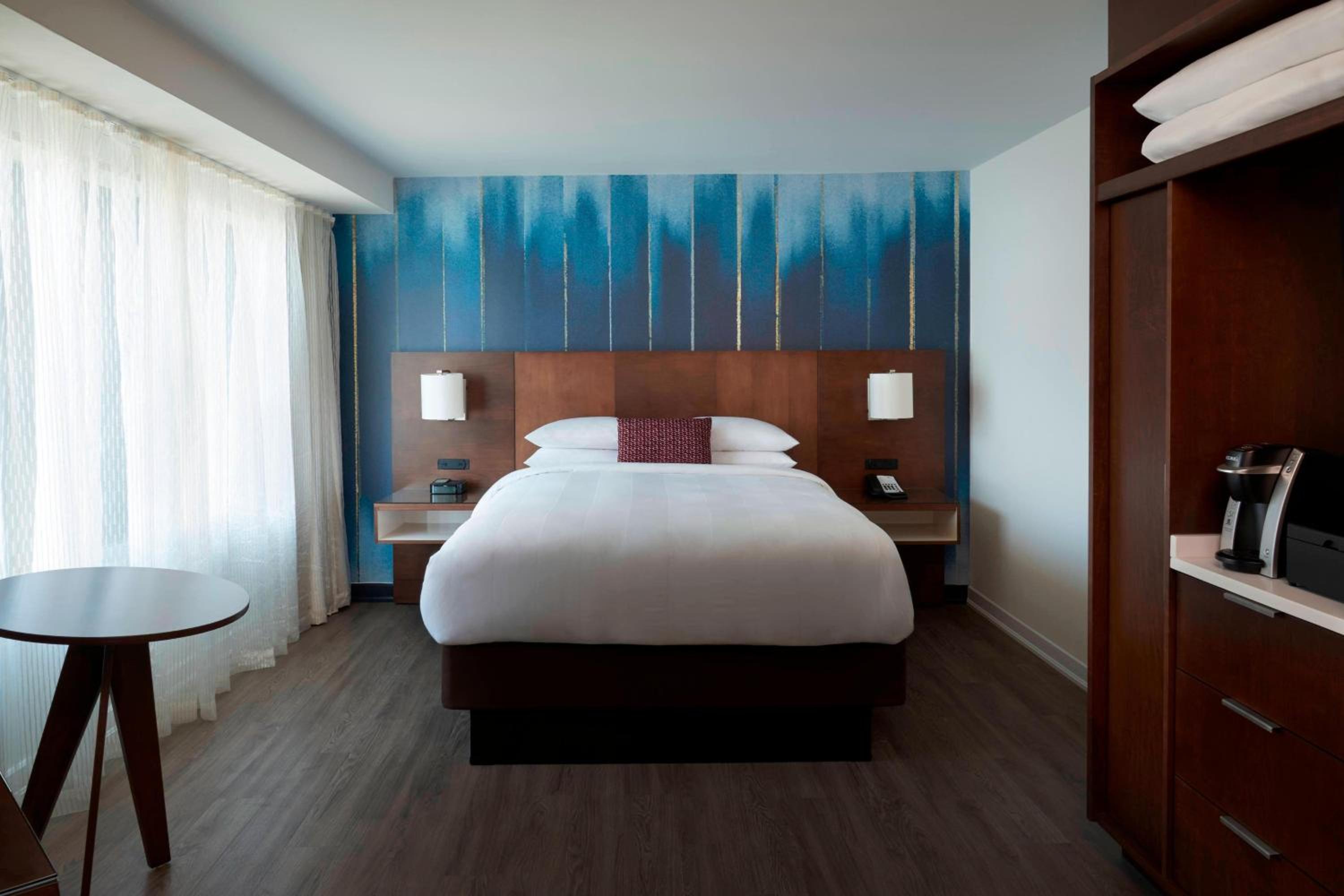 Guest Room, Queen Bed, City View, Lounge Access
