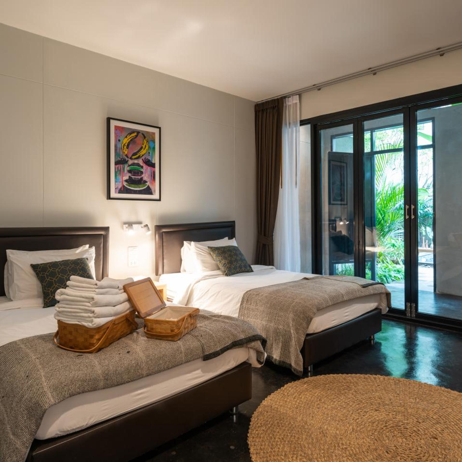 DELUXE, TWIN BEDS