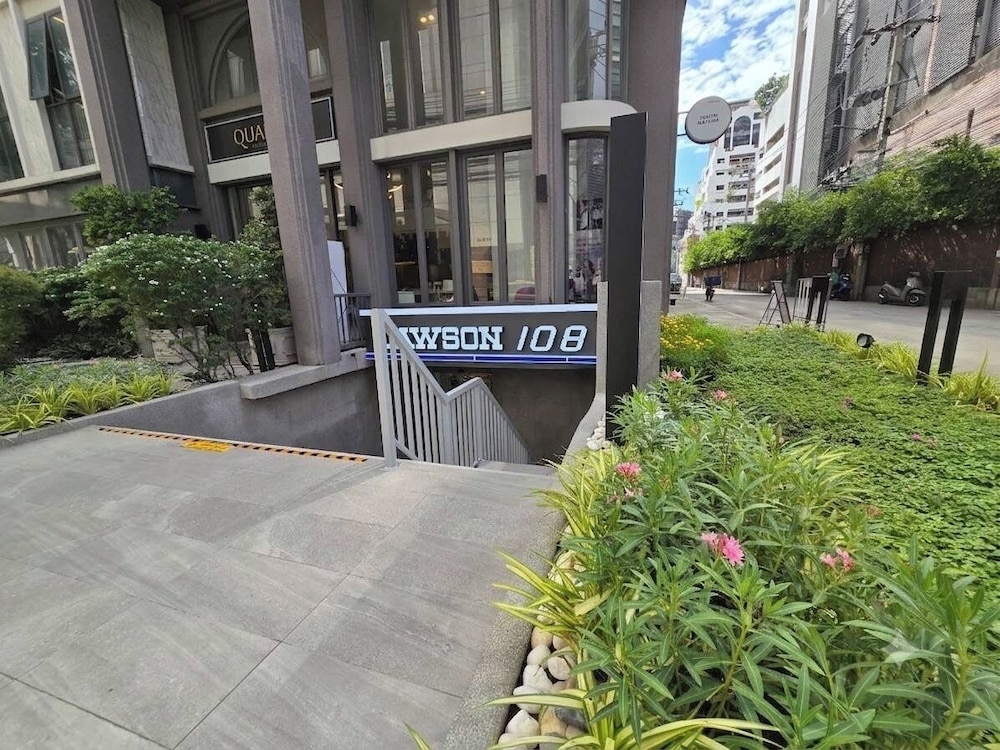 The Quarter Ploenchit by UHG 44/50