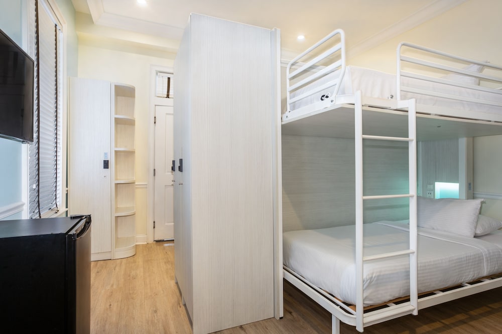 Nyah Key West Adult Only 32/65