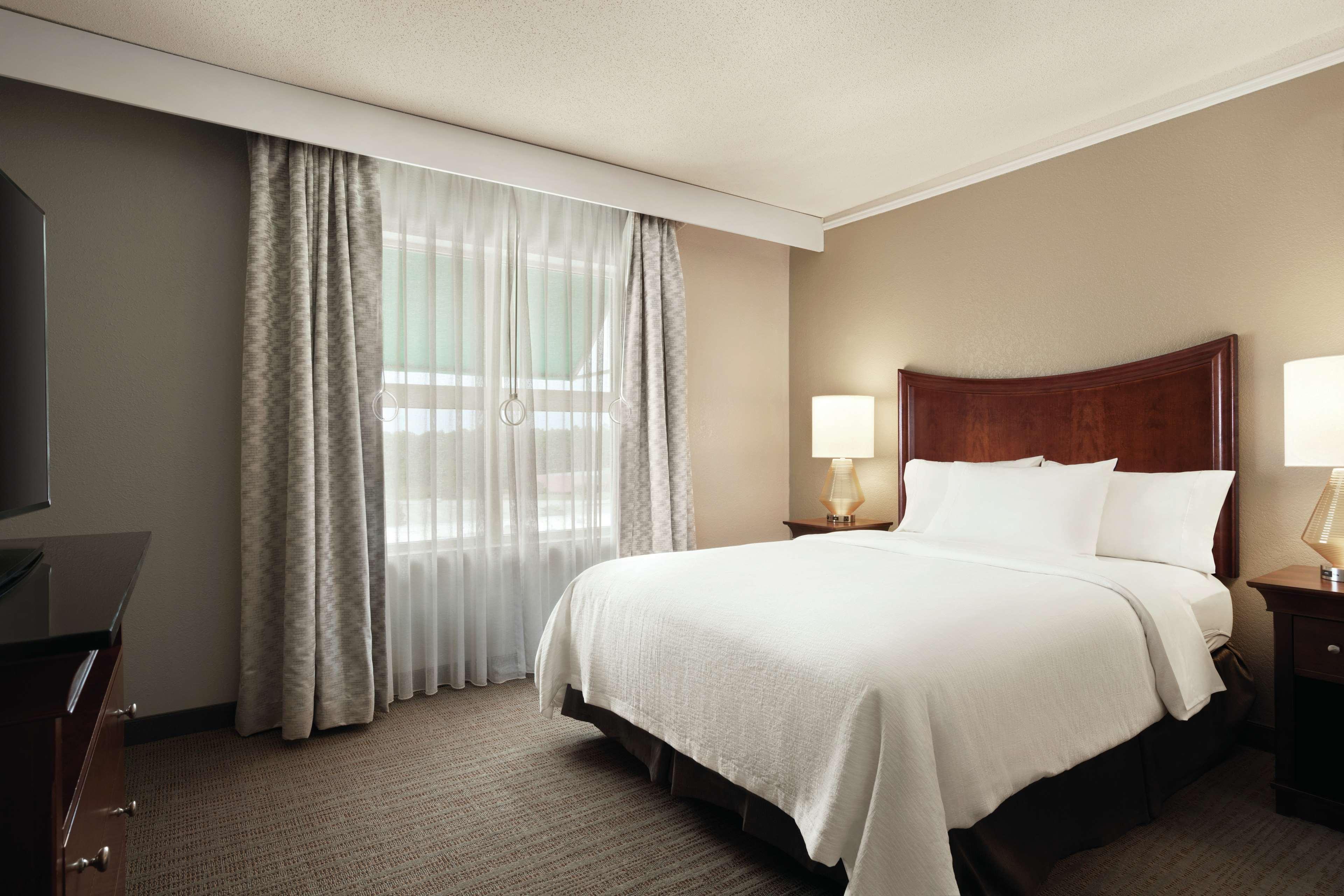 1 BEDROOM, SUITE, QUEEN BED, ACCESSIBLE