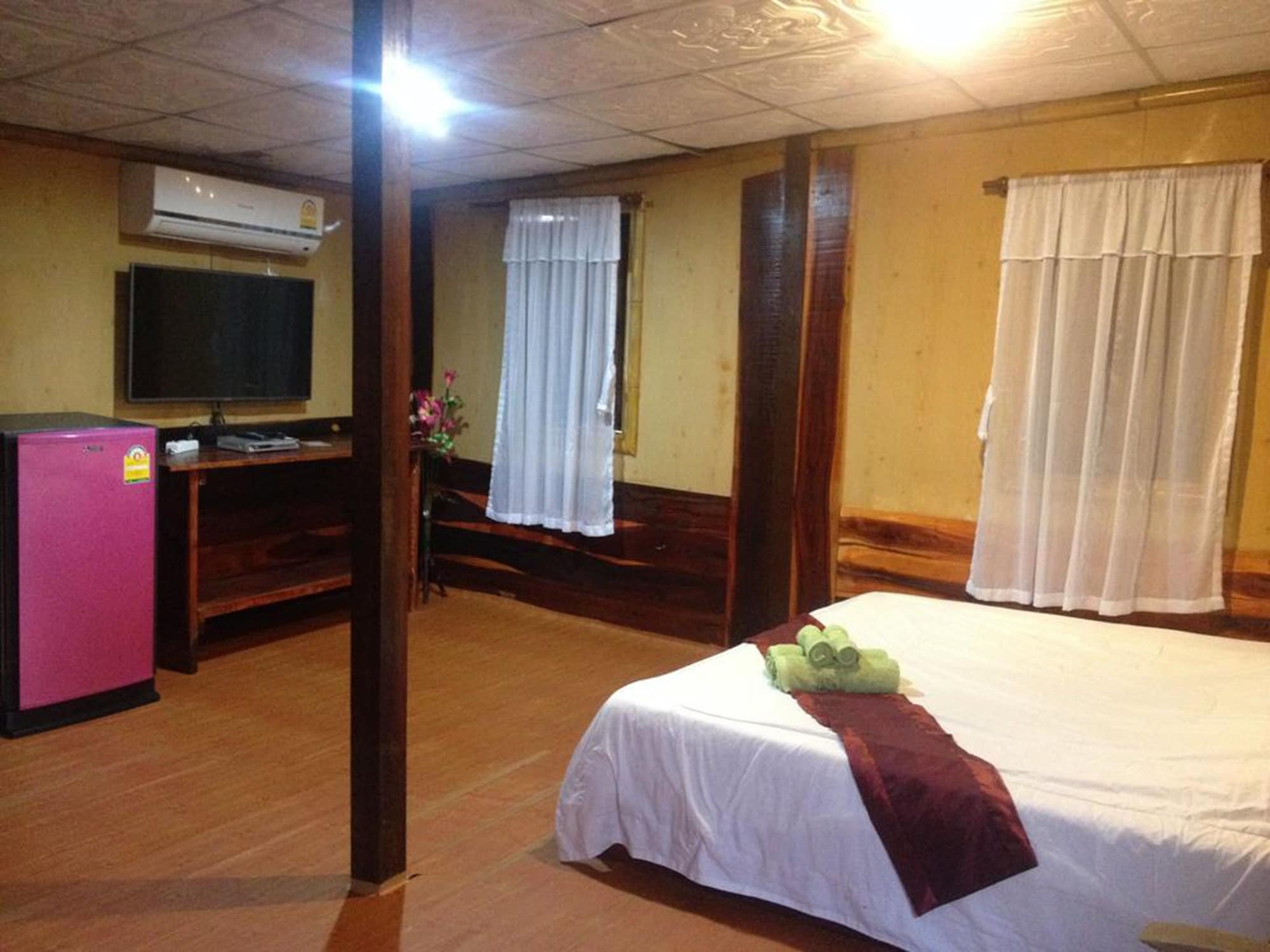 DELUXE, DOUBLE BED