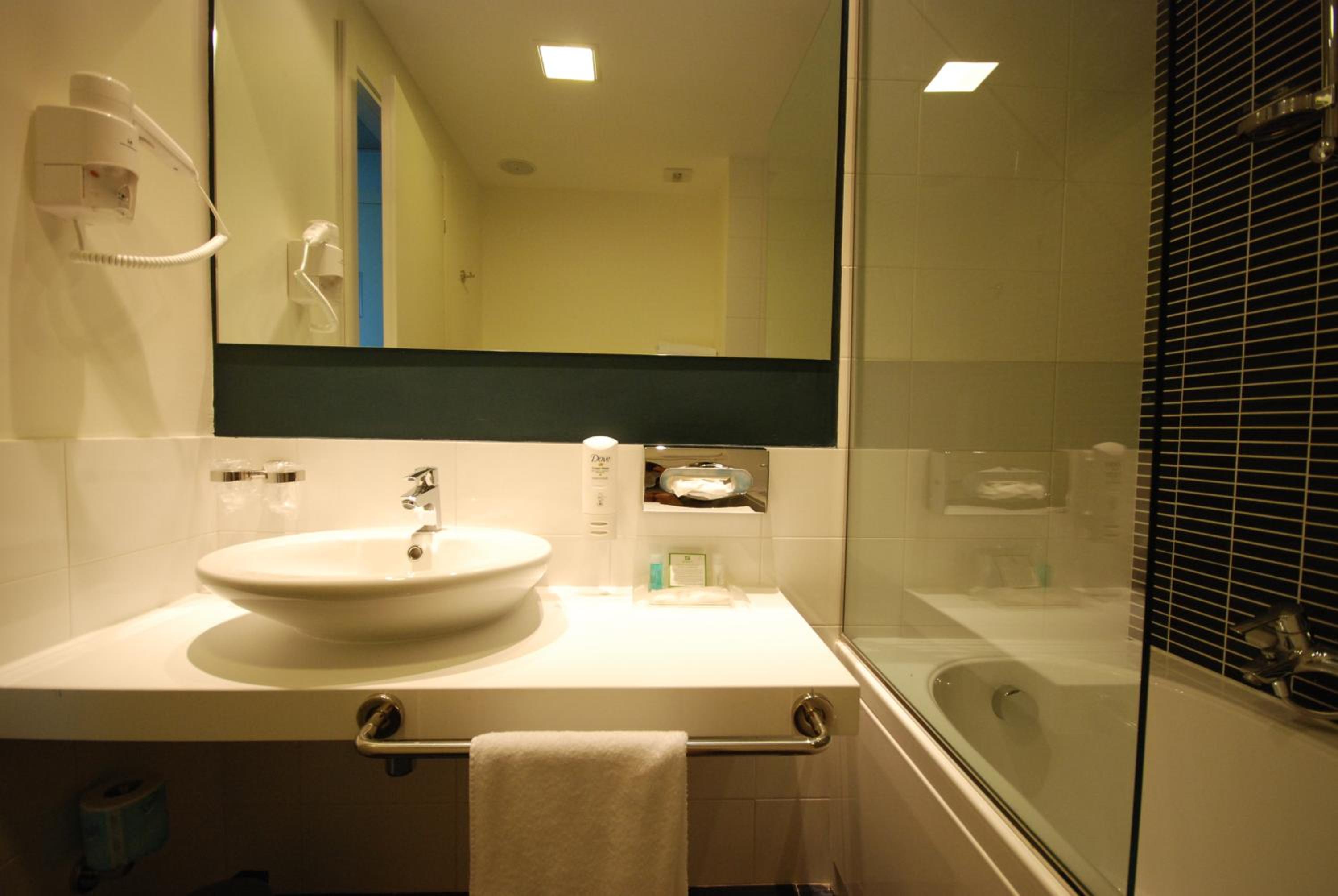 غرفة قياسية بسرير مزدوج مع أريكة، Holiday Inn Milan Nord Zara 6/10