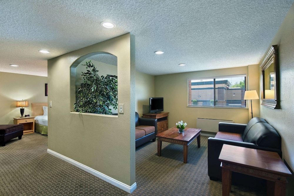 Oxnard Inn Lancaster, CA 37/59