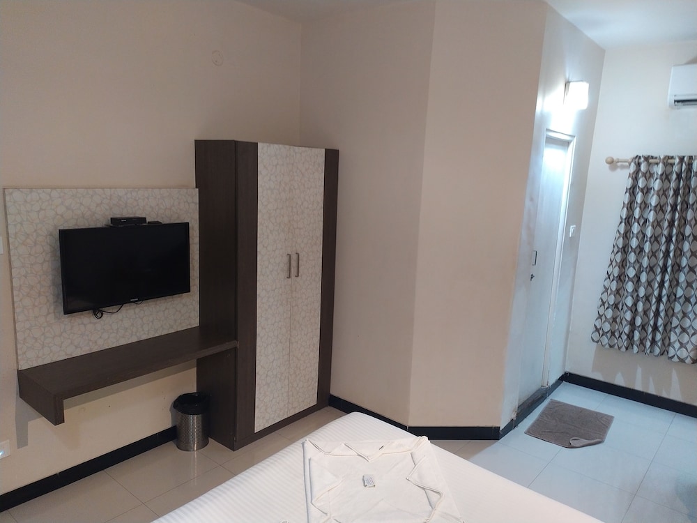 HOTEL SOWNTHARIYAM 18/30