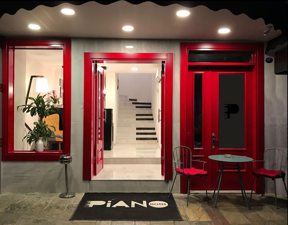 Piano Hotel 4/38