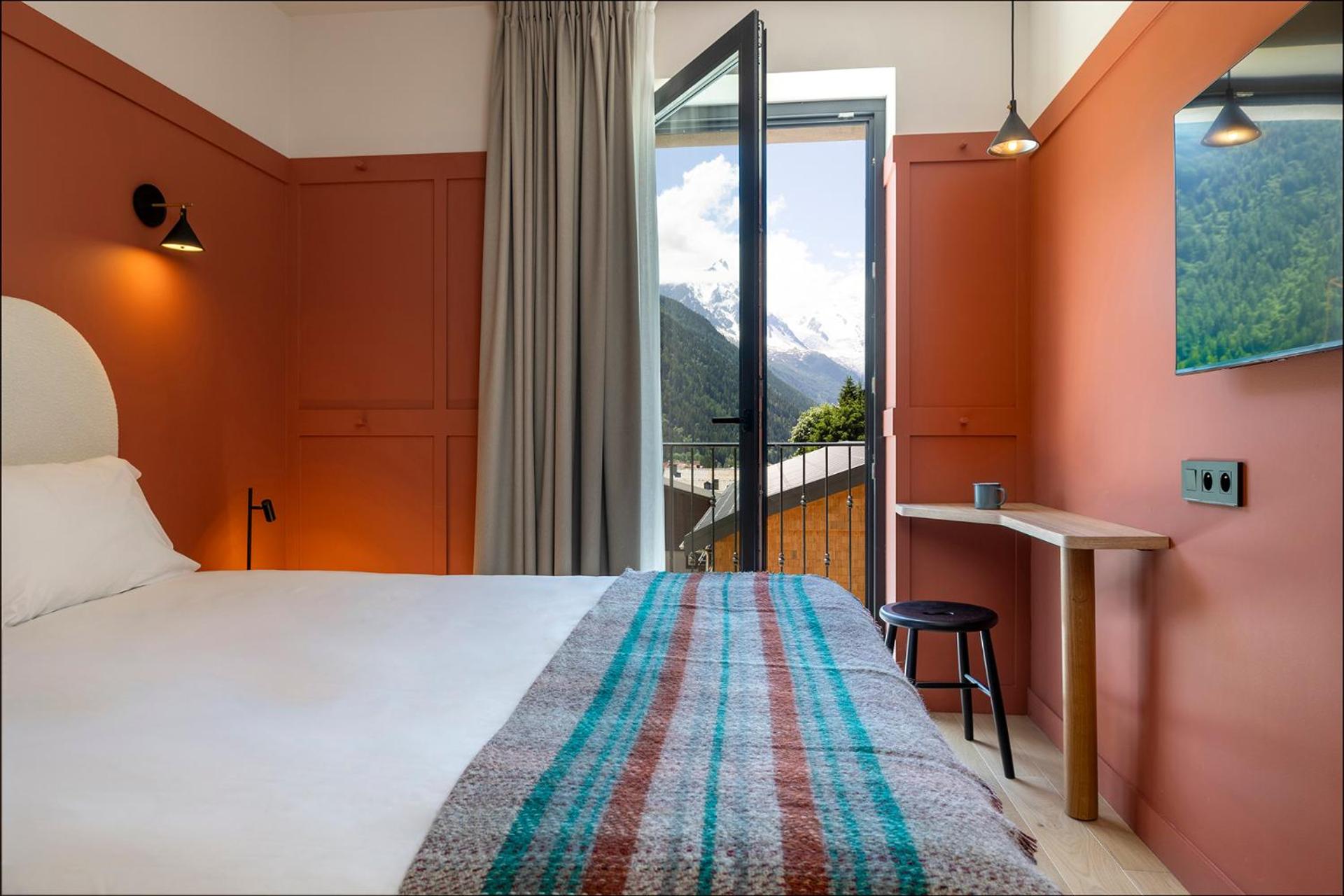 ROOM, DOUBLE BED