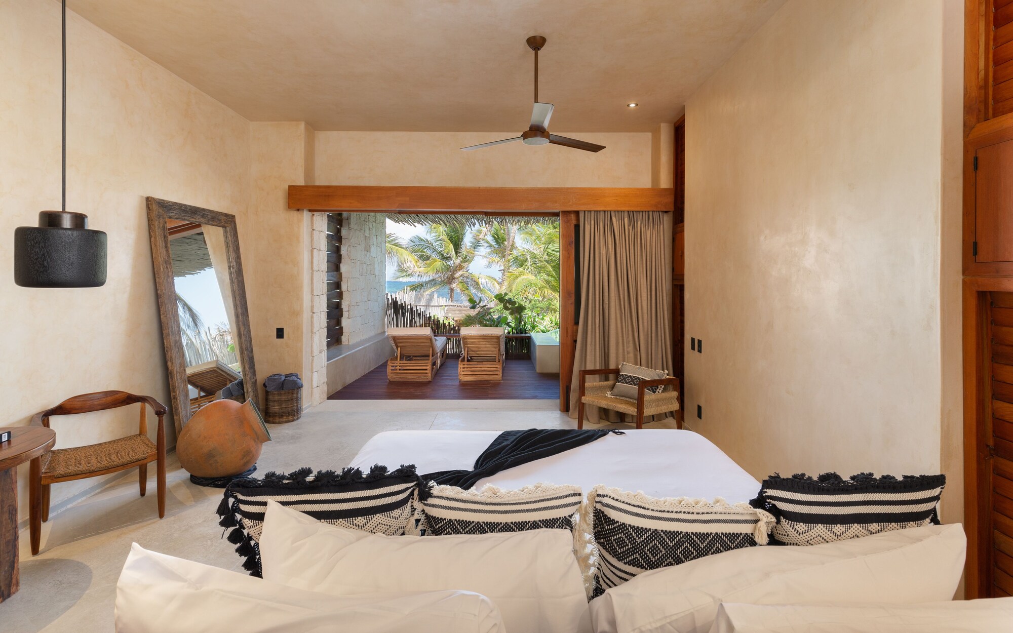 SUITE, OCEAN FRONT, GROUND FLOOR