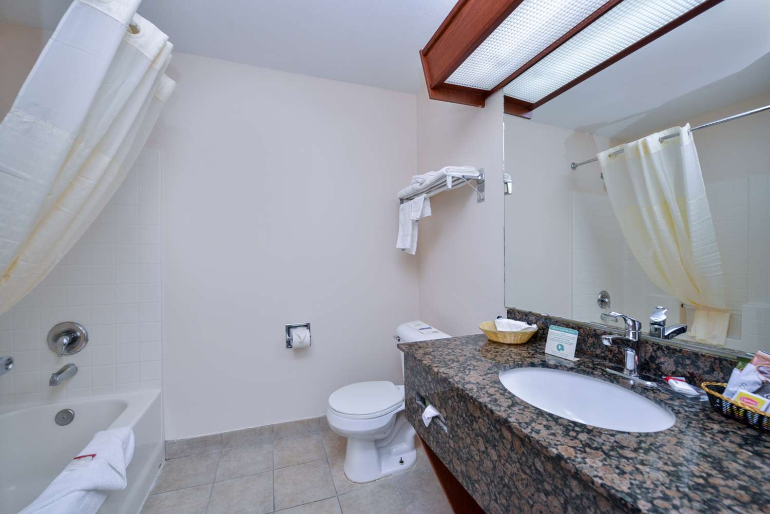 Travelodge Suites By Wyndham Newberg 54/60