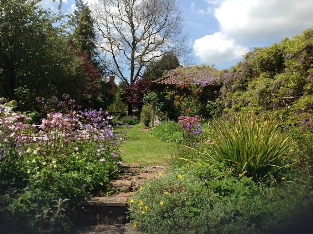 Greenham Hall B&B 23/25