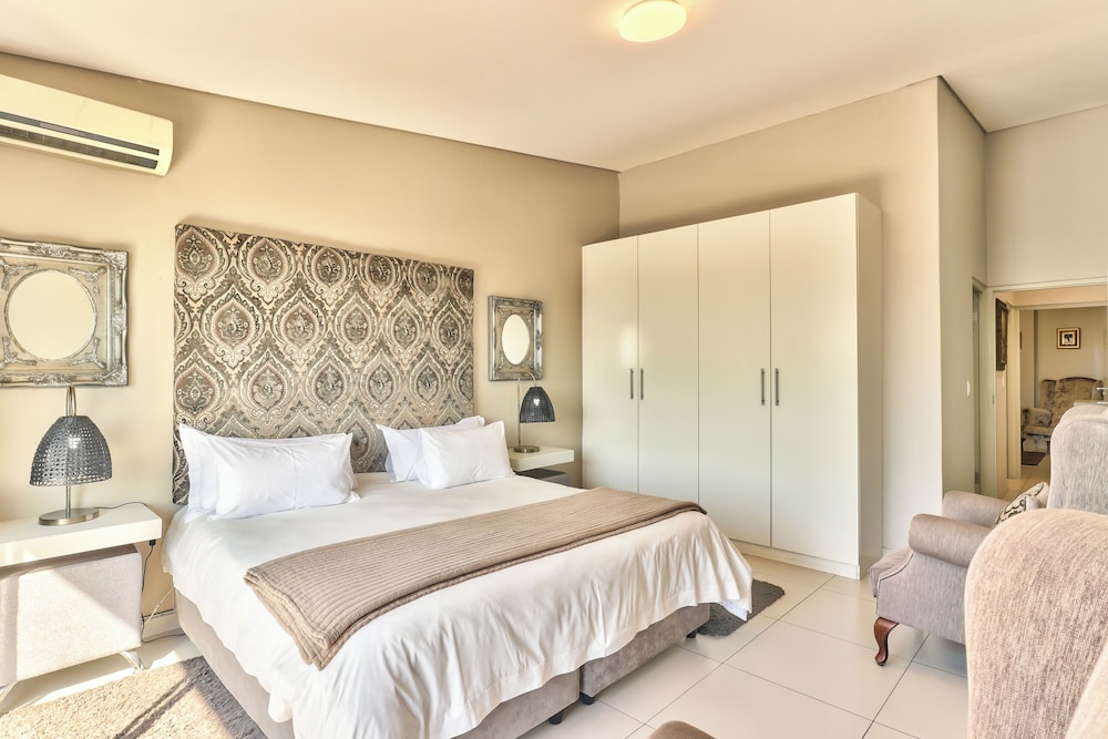 3 Bedrooms, Luxury, Apartment, King Bed, 1 Queen and 1 Single Bed, Courtyard View, 2 Bathrooms