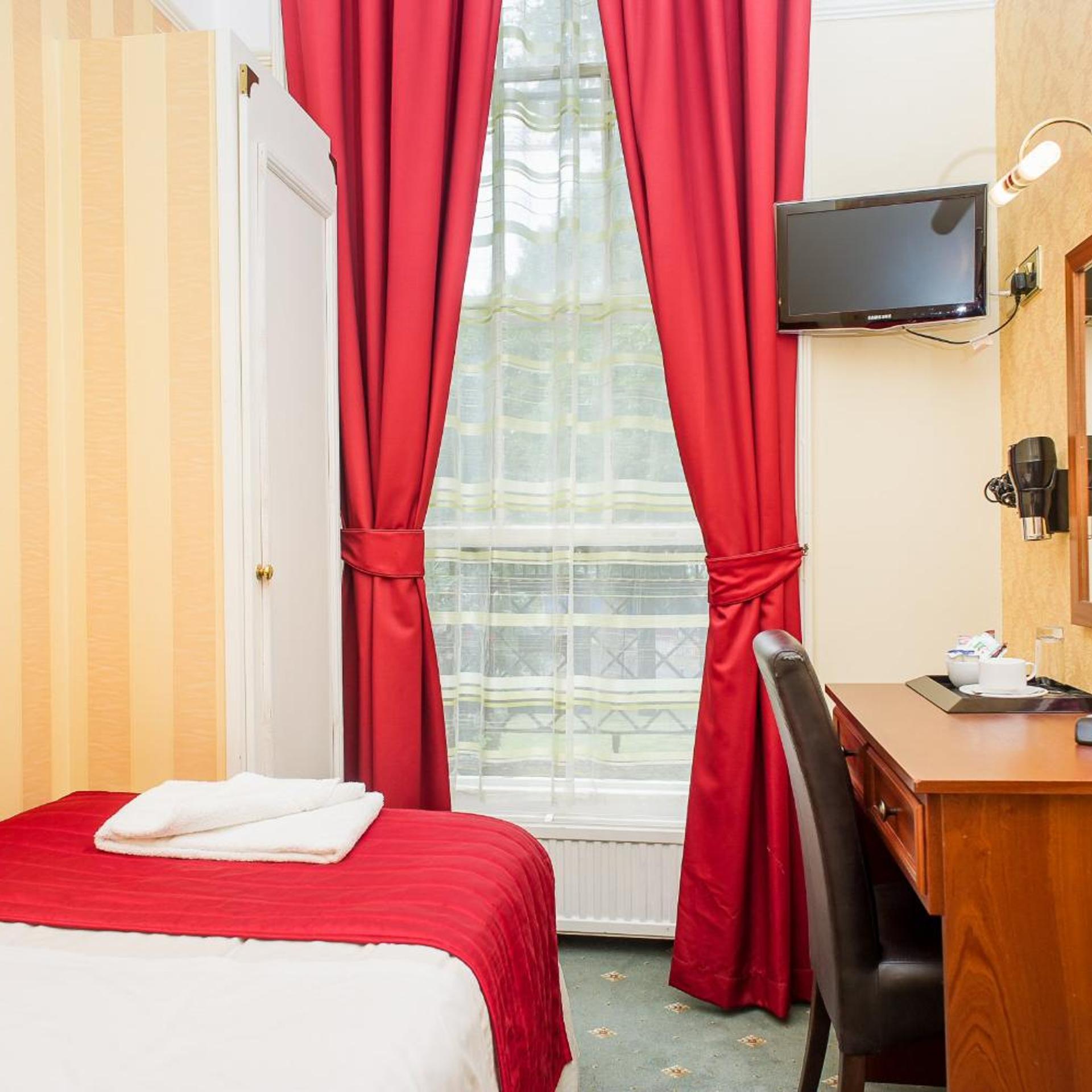ROOM, SINGLE