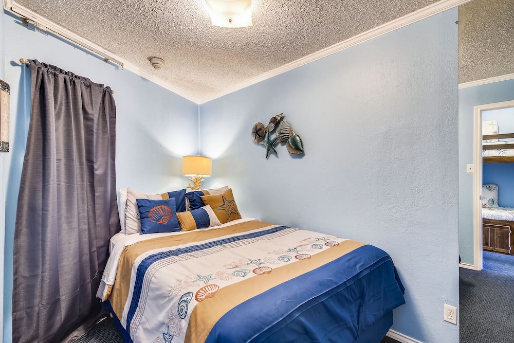 Casa Del Mar Beachfront Suites 39/82