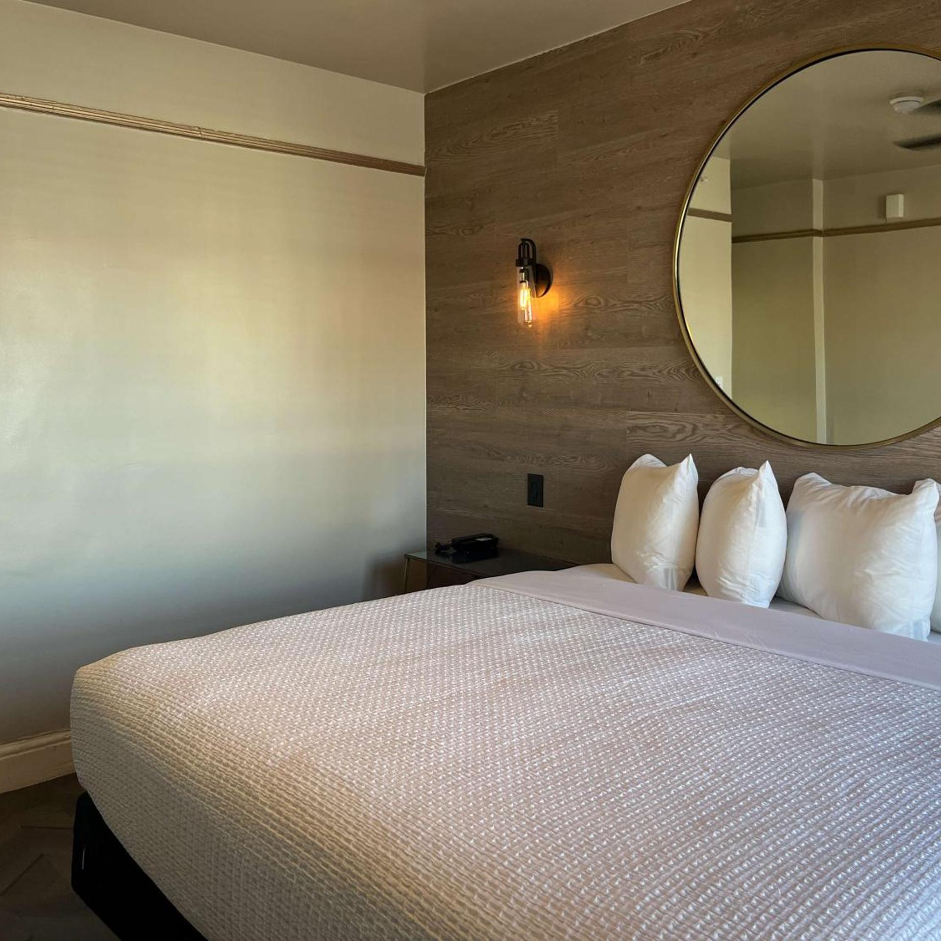 ROOM, KING BED