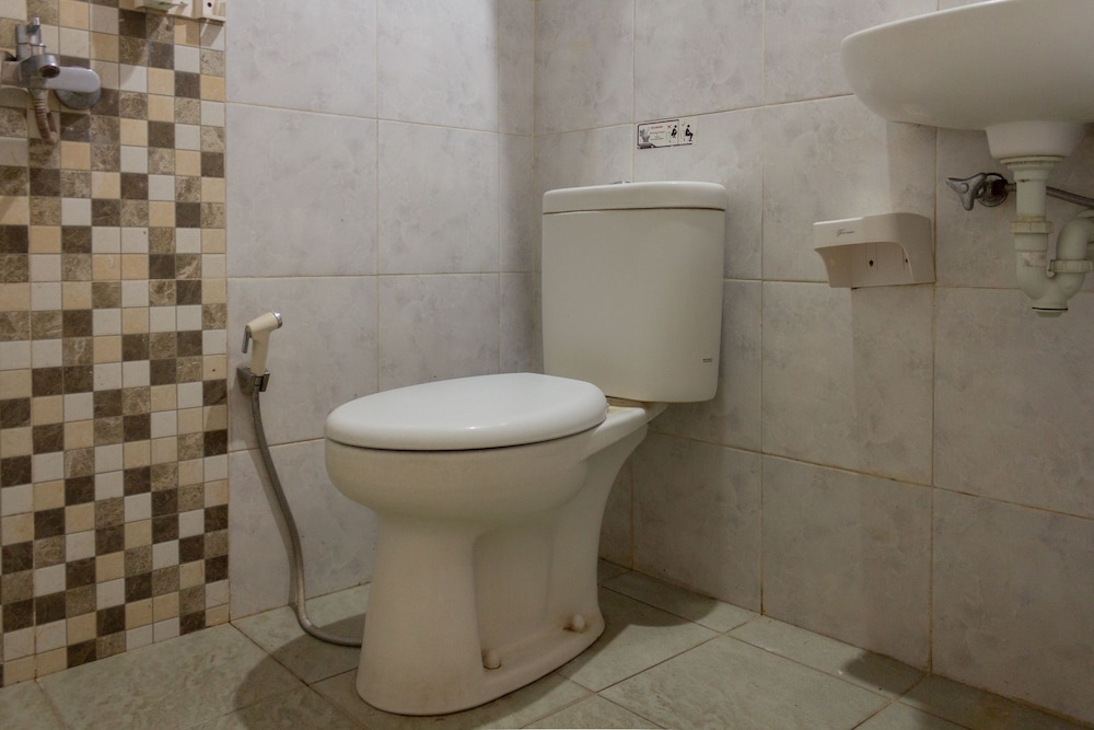 Oyo 989 Audah Guesthouse Syariah 35/36