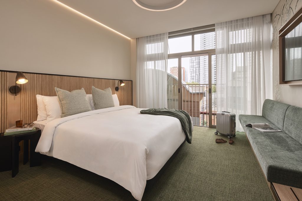 غرفة بسرير كينج