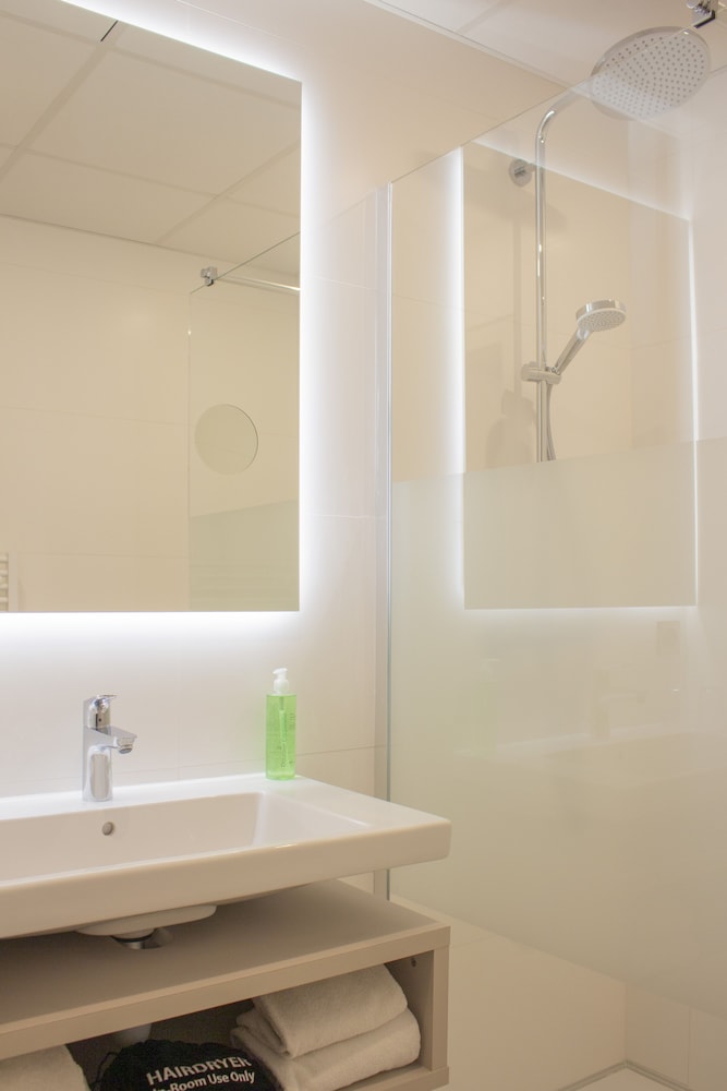 BRIT HOTEL NANTES VIGNEUX – L’ATLANTEL 45/49