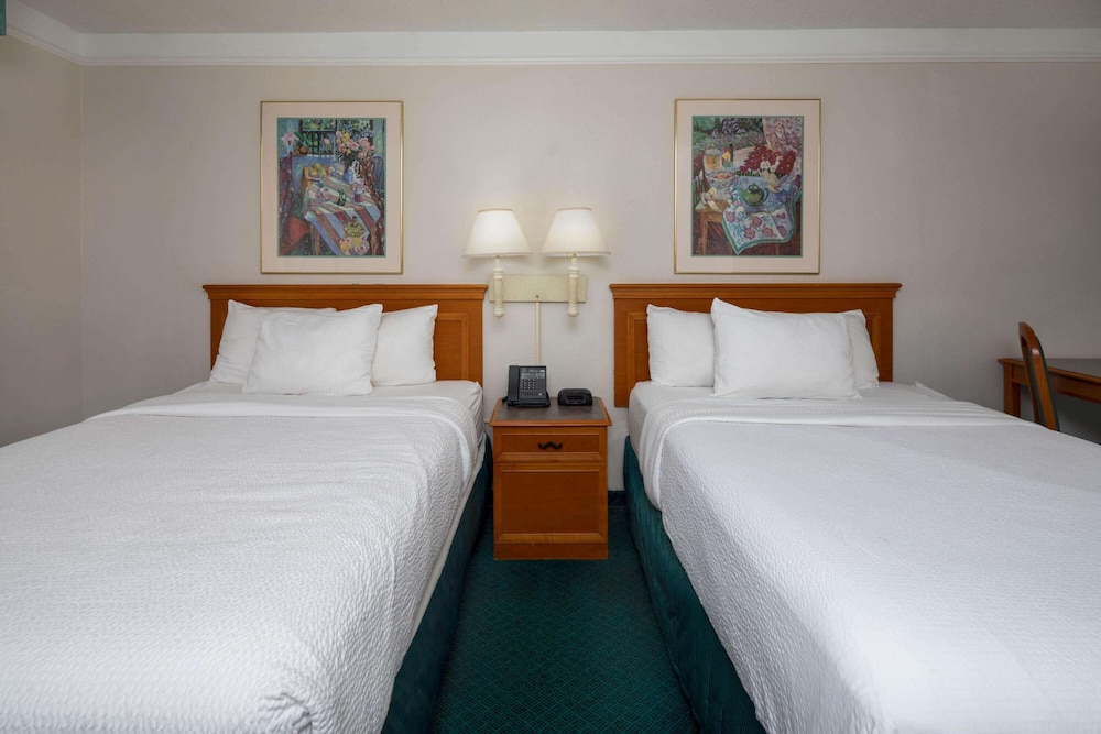 Super 8 by Wyndham Savannah 16/51
