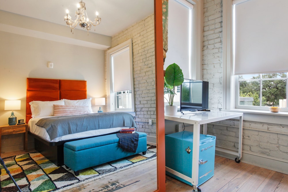 SUITE, QUEEN BED