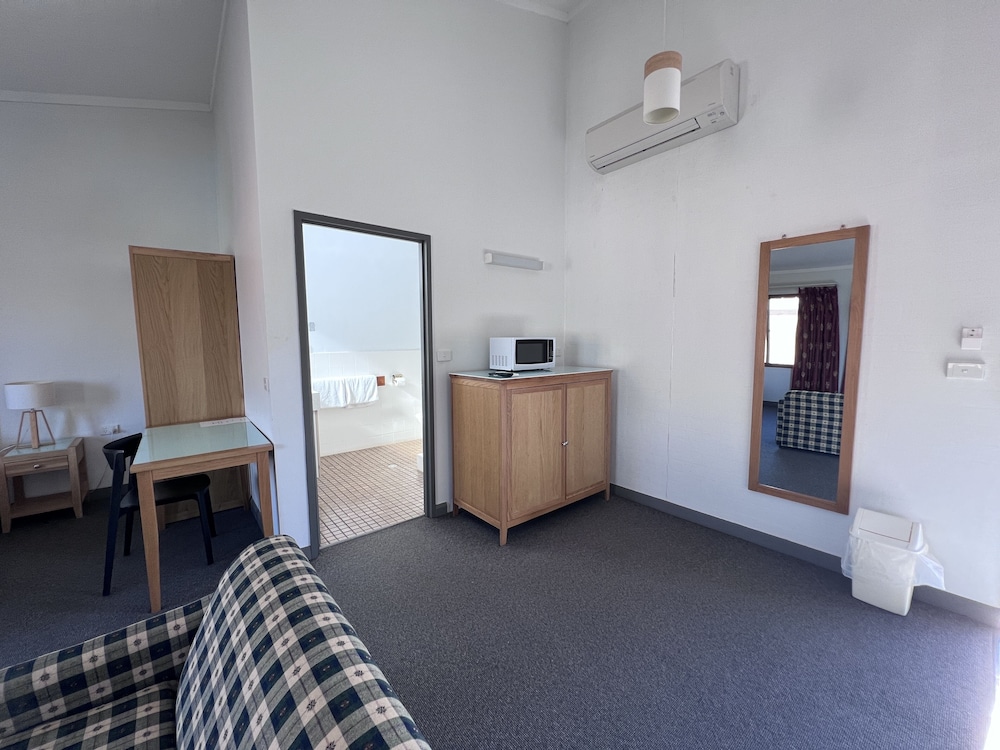 SPA VILLAGE TRAVEL INN 12/41