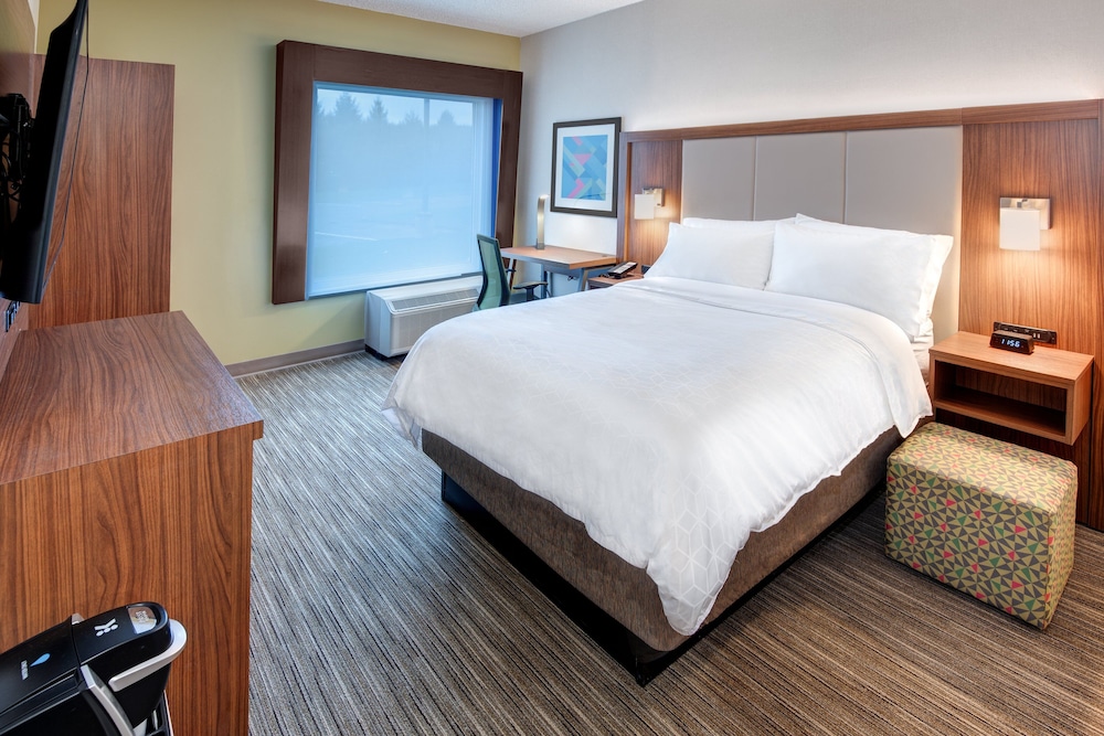 Holiday Inn Express & Suites West Long Branch - Eatontown 32/74