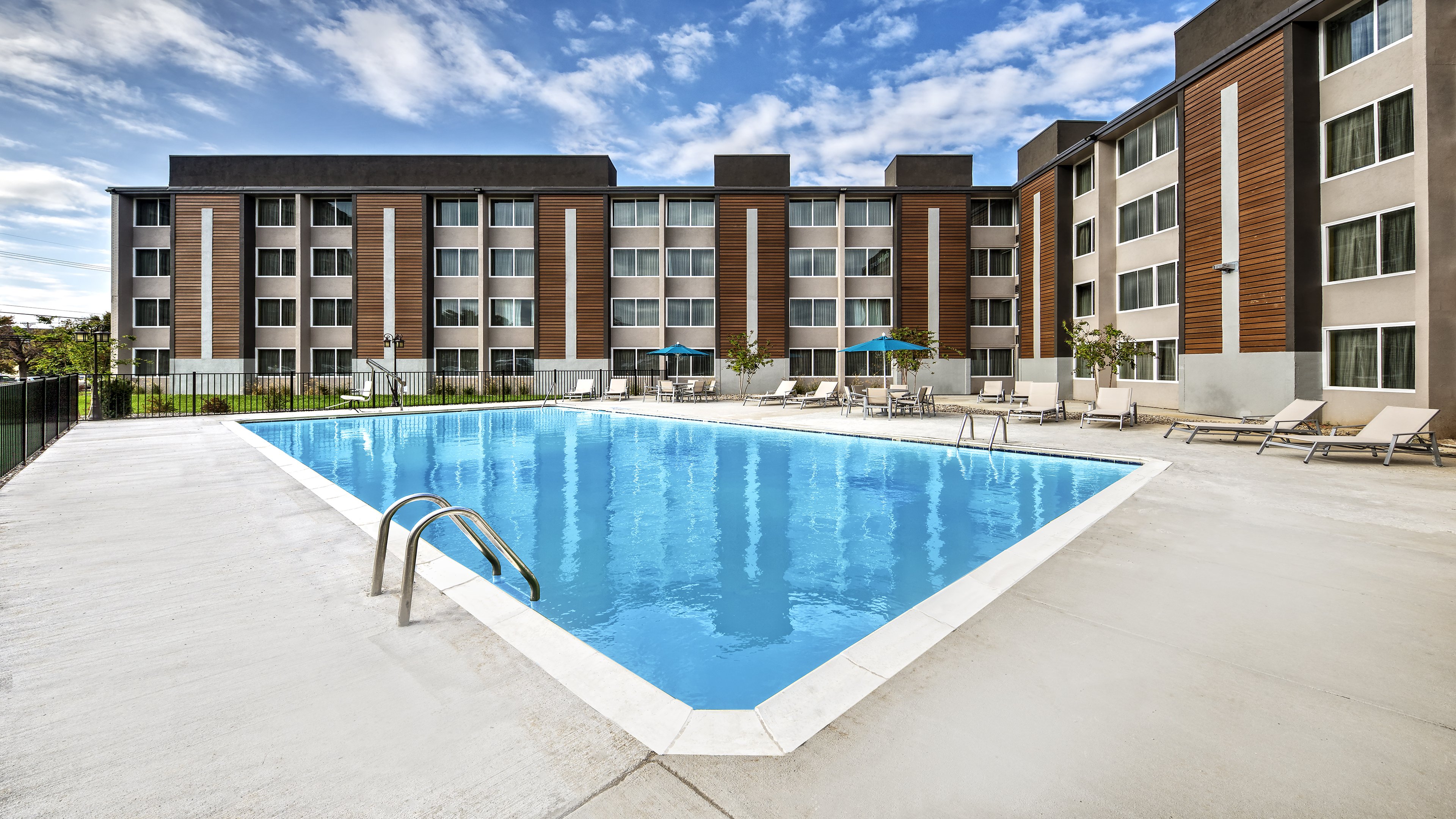 Holiday Inn Express Louisville Airport Expo Center 5/22