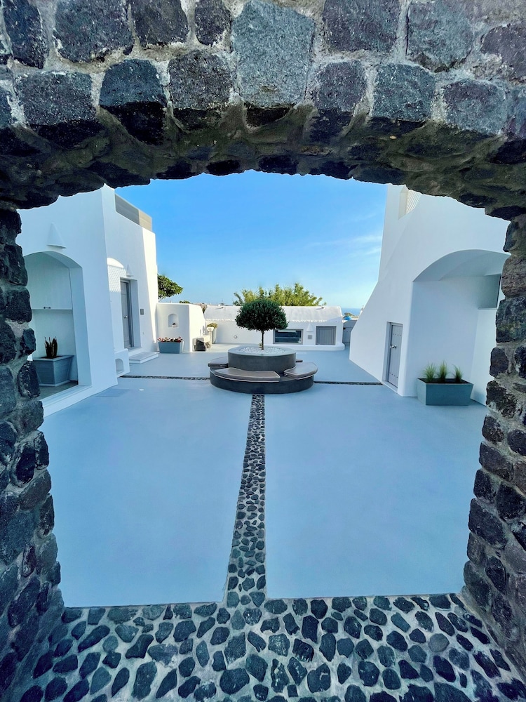 White Harmony Suites 65/69