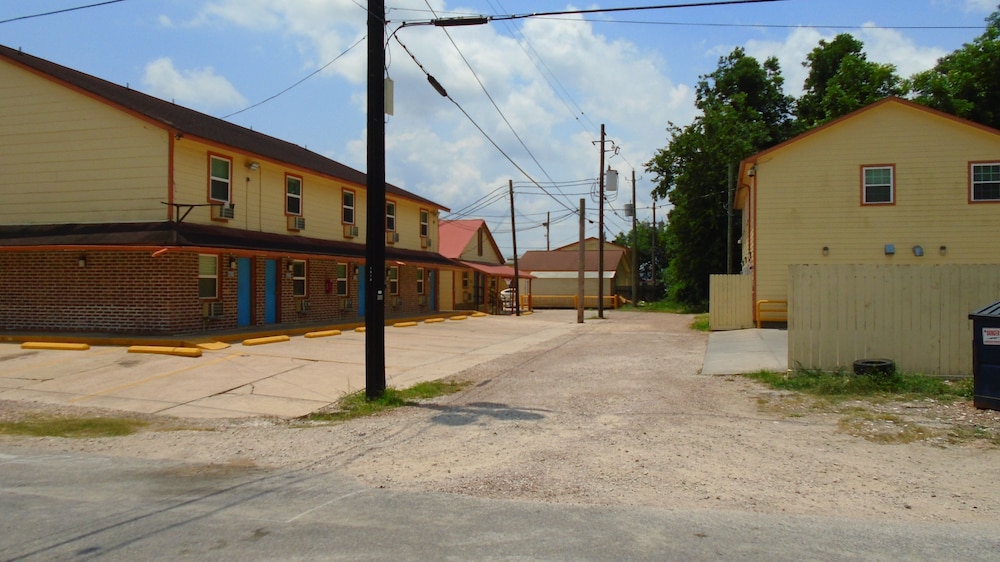 TOWN HOUSE MOTEL 51/61