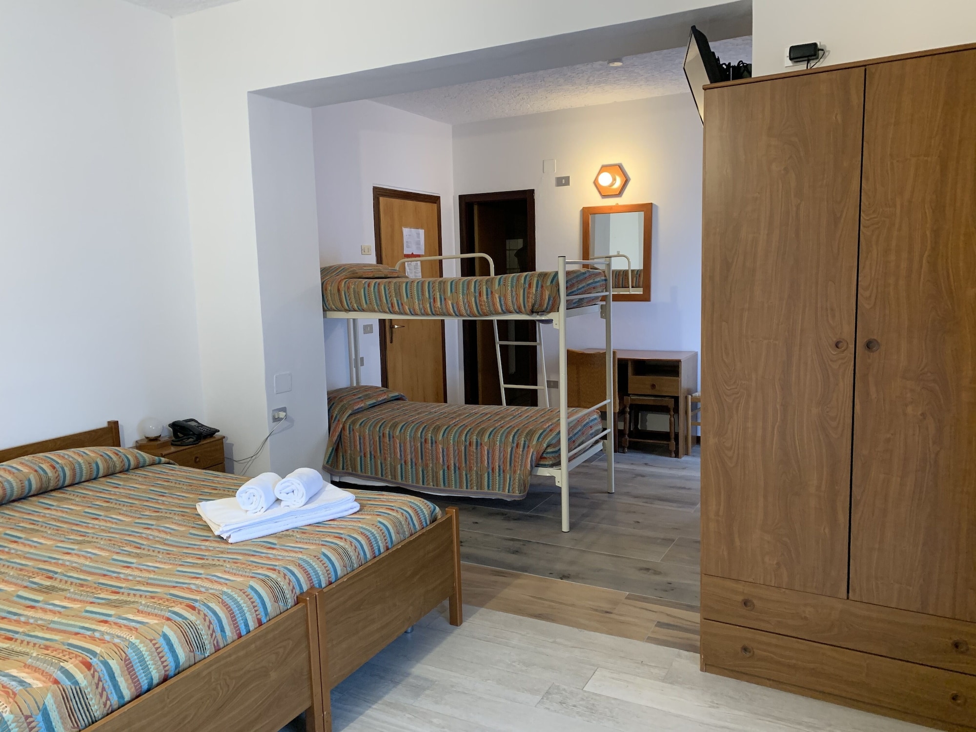 ROOM, QUADRUPLE