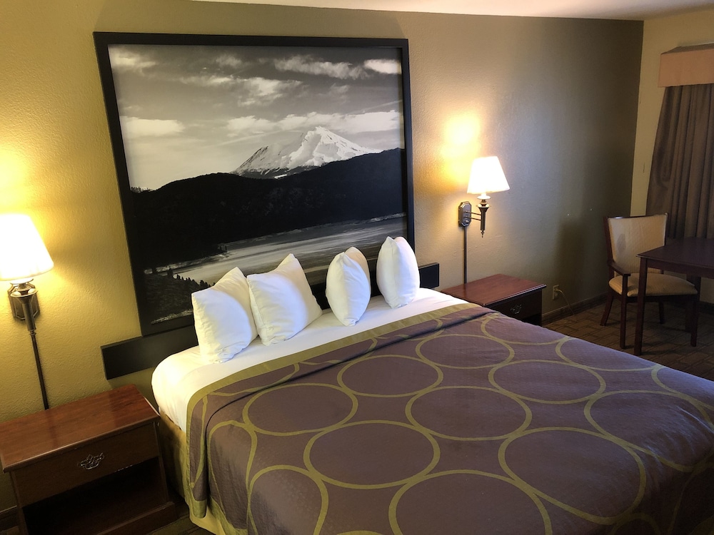 Super 8 by Wyndham Corning 16/25