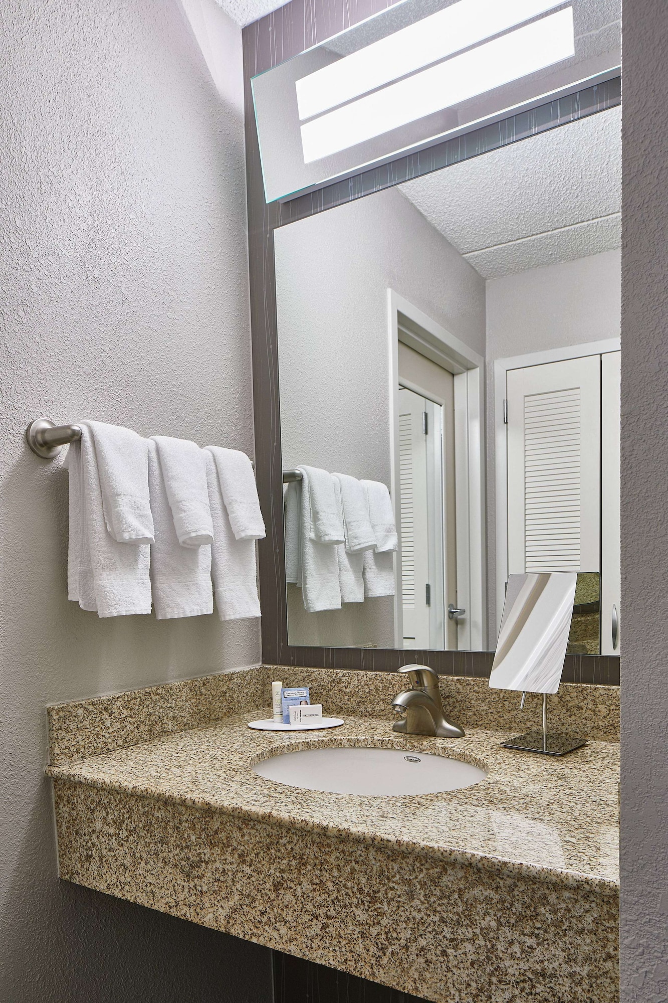 غرفة بسرير كينج مع أريكة لذوي الإعاقة، Sonesta Select Raleigh Durham Airport Morrisville 4/6