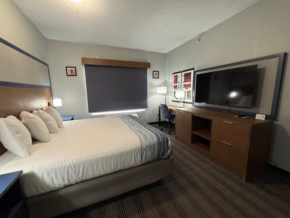 AmericInn by Wyndham Galesburg 18/59