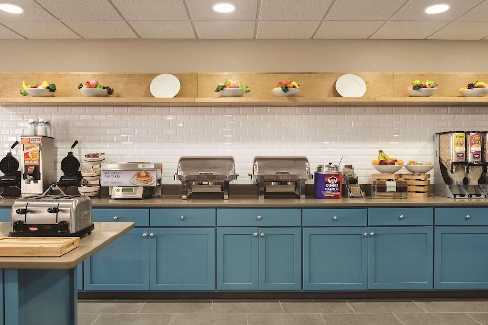 Country Inn and Suites by Radisson Coralville IA 23/26