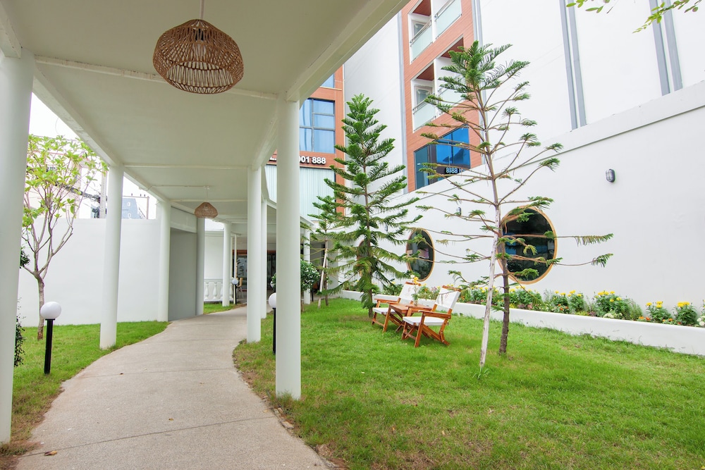 Golden Jomtien Beach Hotel 94/100