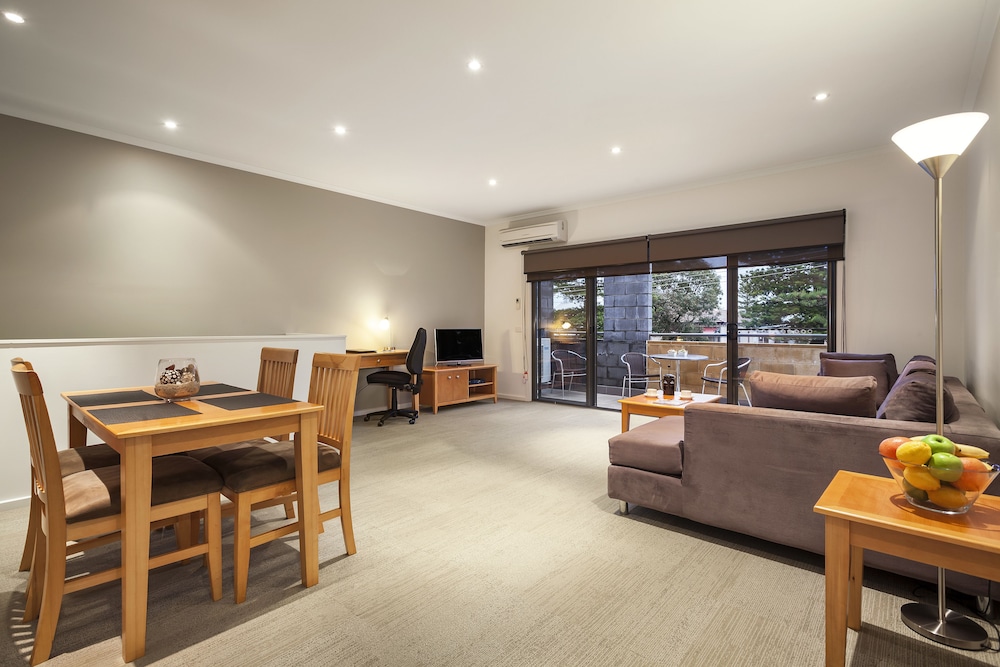 Quest Warrnambool 32/39