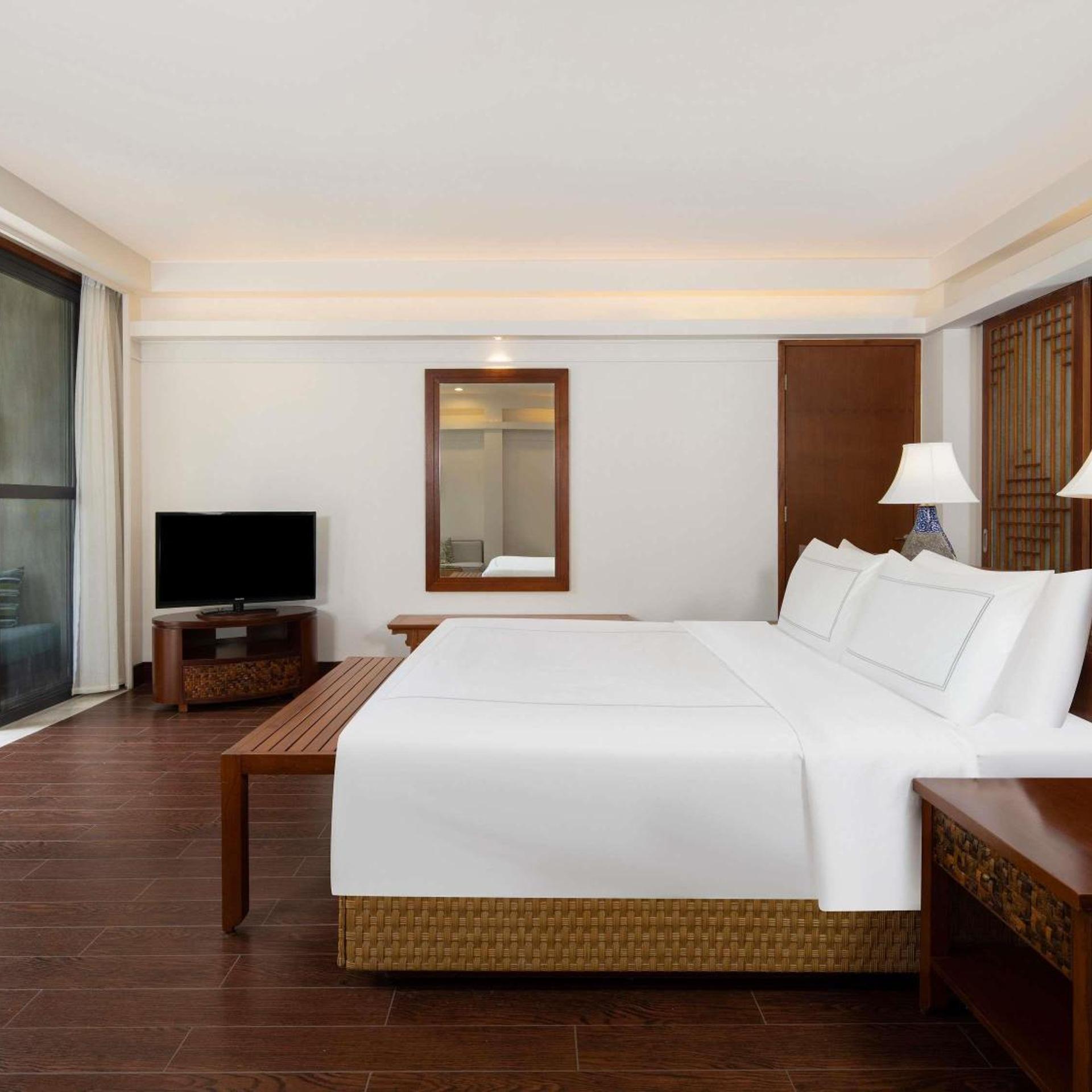 Swiss Select, King Bed, Pool View